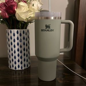 Stanley 40 oz adventure quencher tumbler Bay Leaf